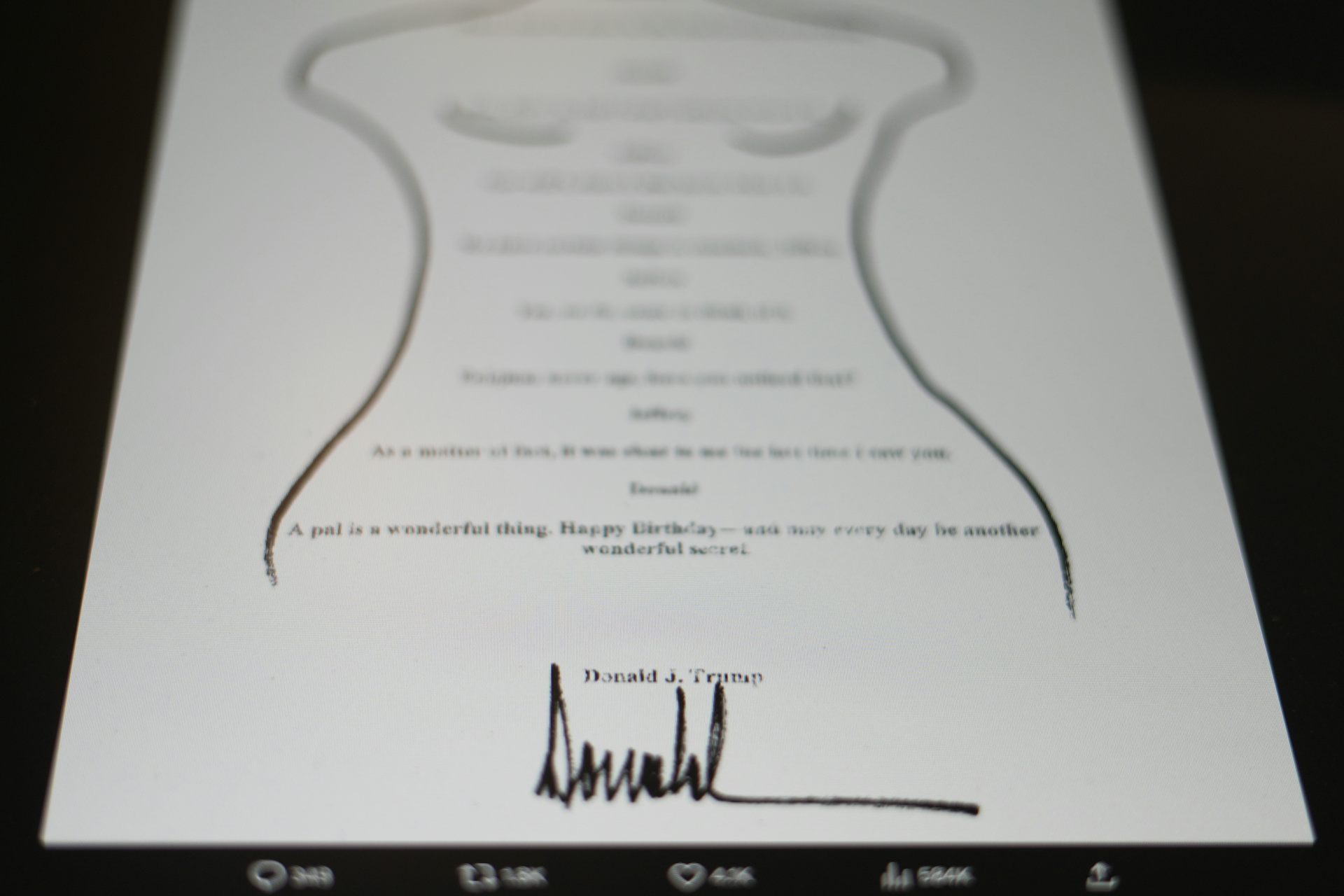 La silueta de un cuerpo femenino dibujado en tinta negra con letras borrosas.