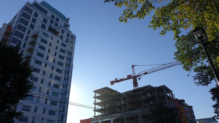 La grúa se puede ver en el fondo, edificio residencial de alta resistencia en primer plano