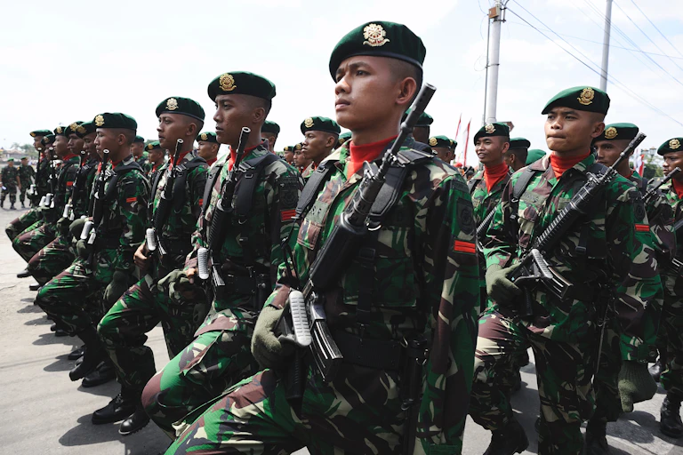 Bahasa militer yang dinormalisasi membawa pola komunikasi yang tidak egaliter