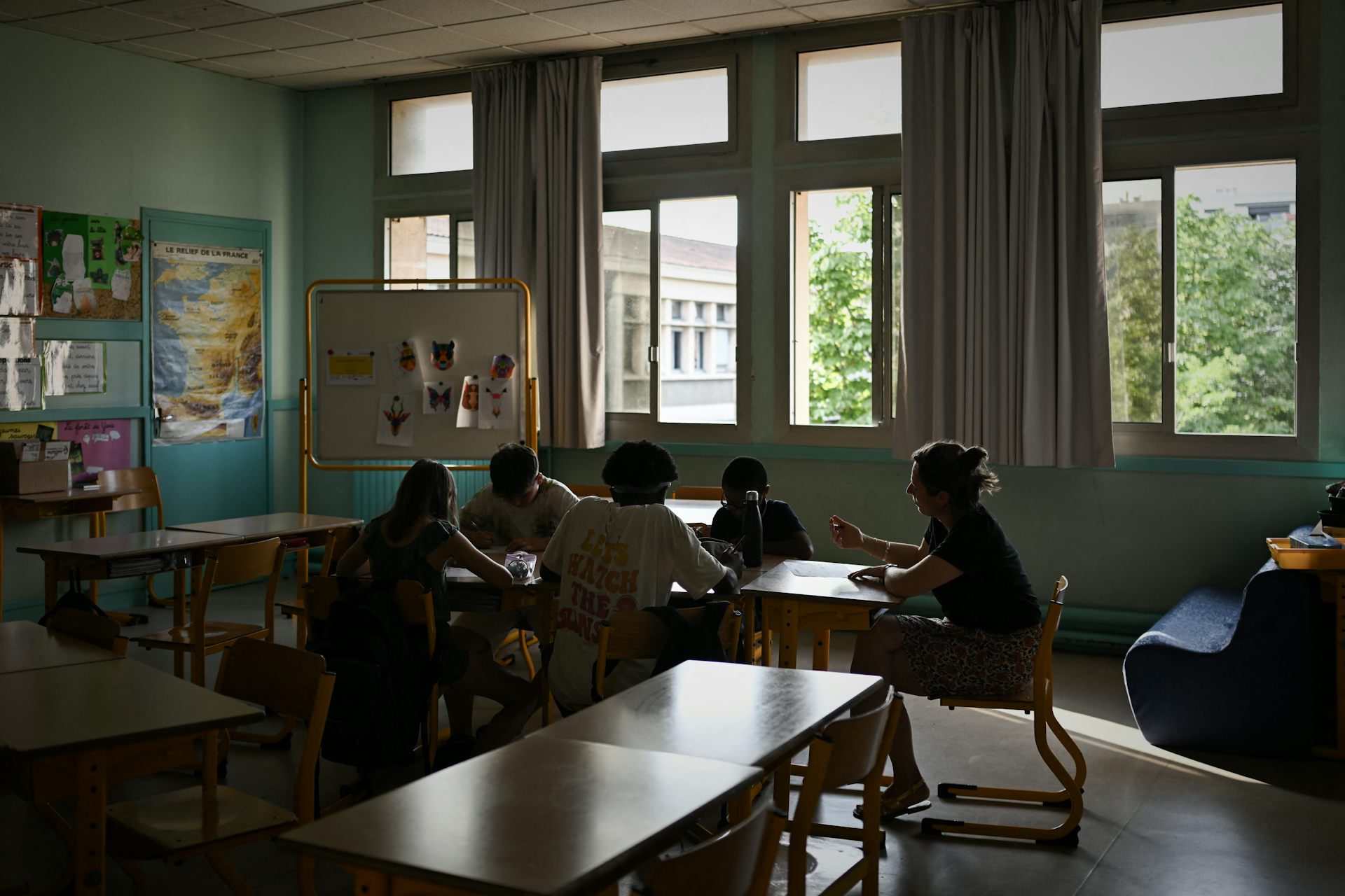Un petit groupe d'enfants dans une école primaire de Bordeaux pendant la vague de chaleur de juillet 2025. 