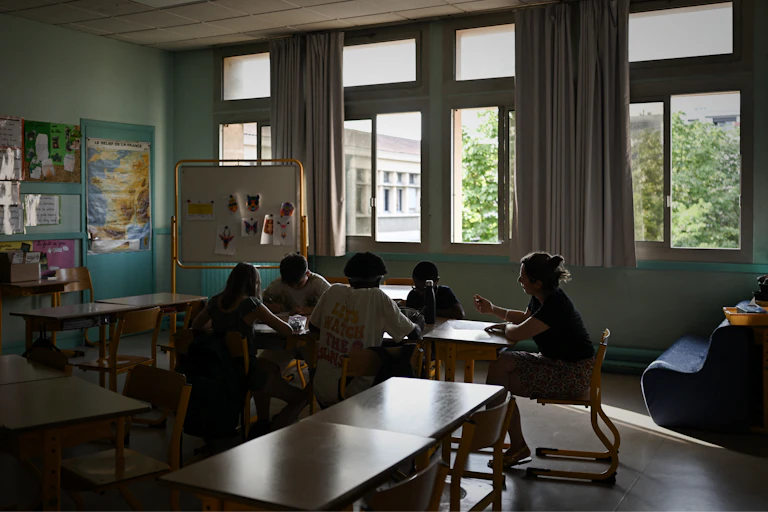 Un petit groupe d'enfants dans une école primaire de Bordeaux pendant la vague de chaleur de juillet 2025.