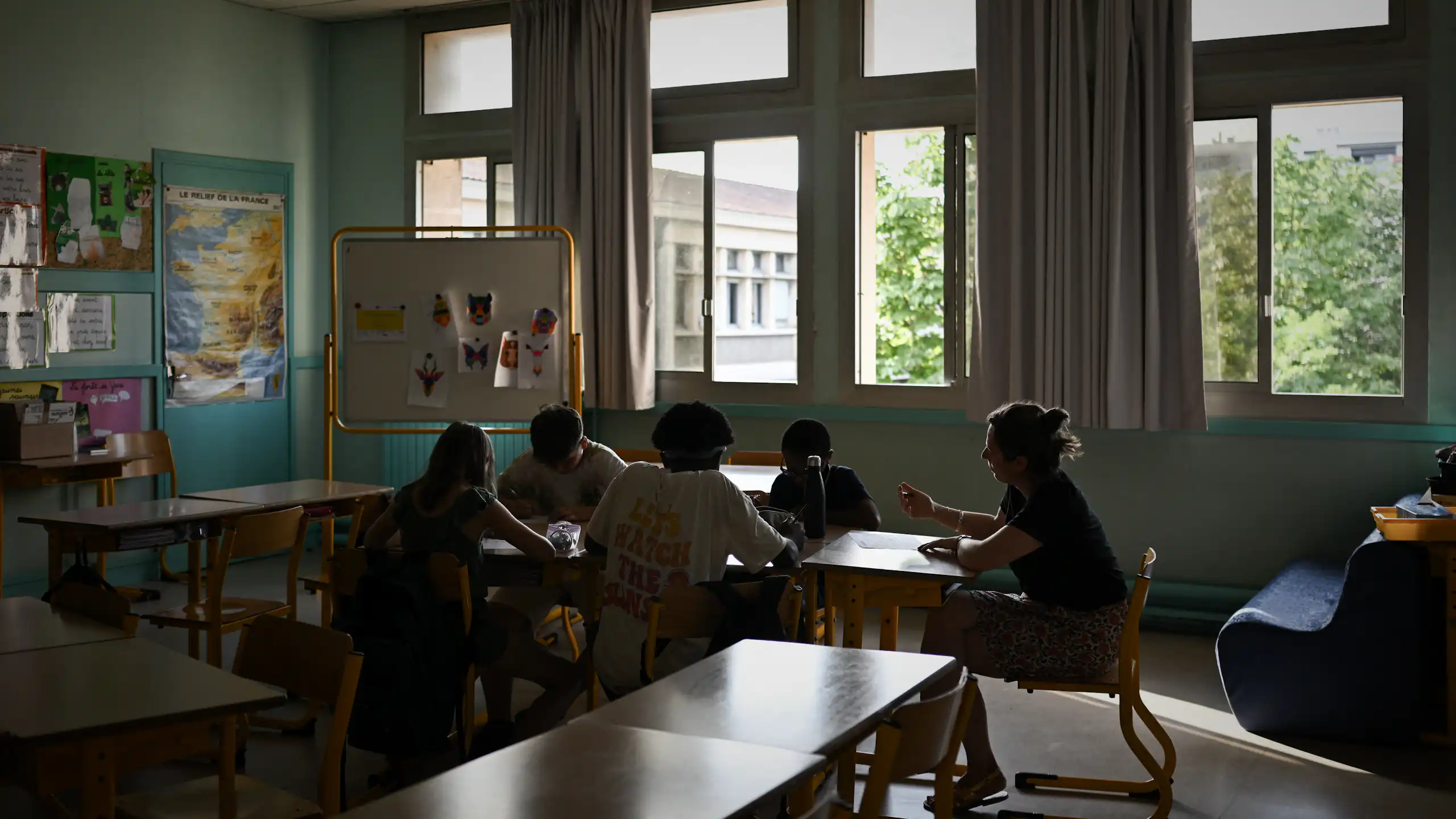 Un petit groupe d'enfants dans une école primaire de Bordeaux pendant la vague de chaleur de juillet 2025.