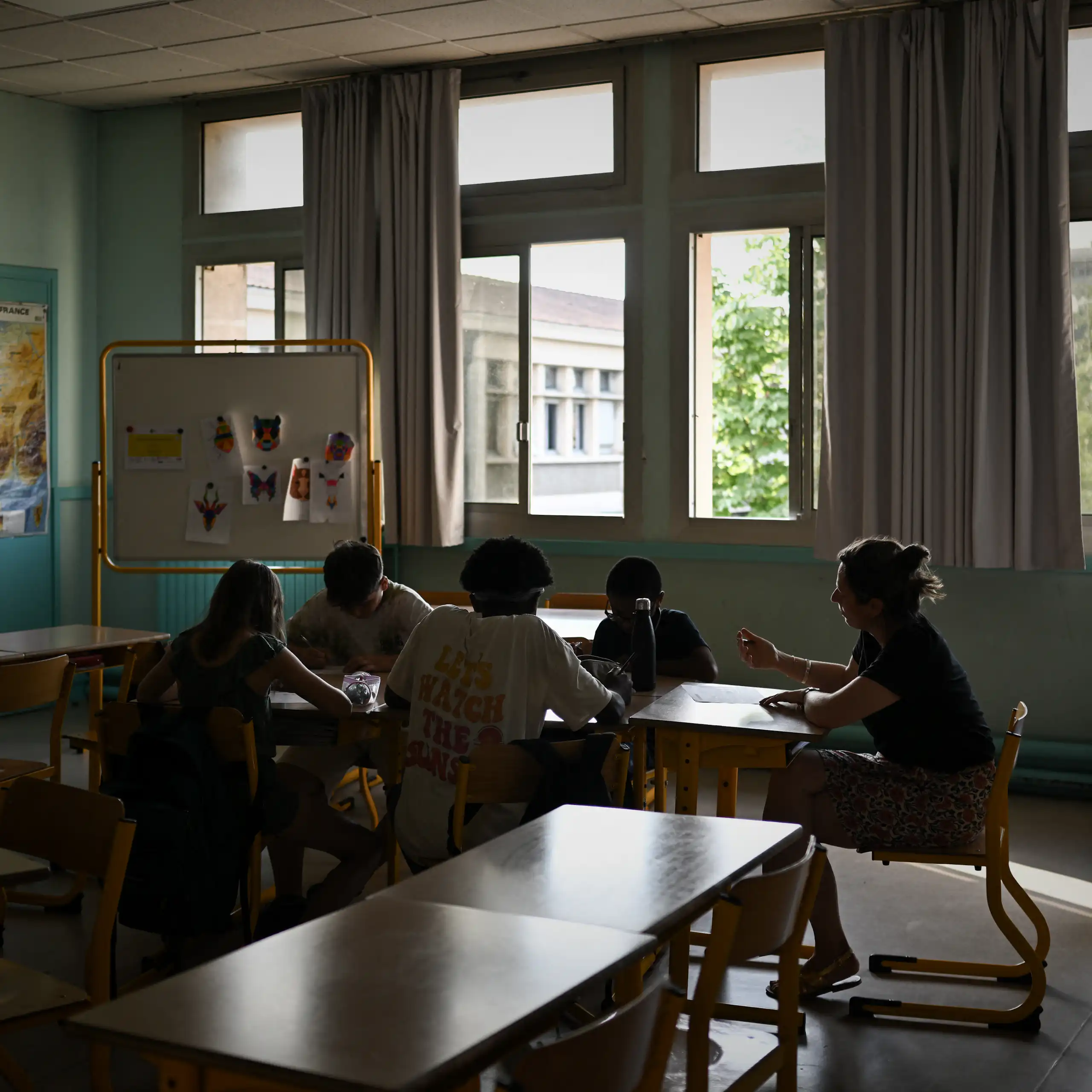 Un petit groupe d'enfants dans une école primaire de Bordeaux pendant la vague de chaleur de juillet 2025.