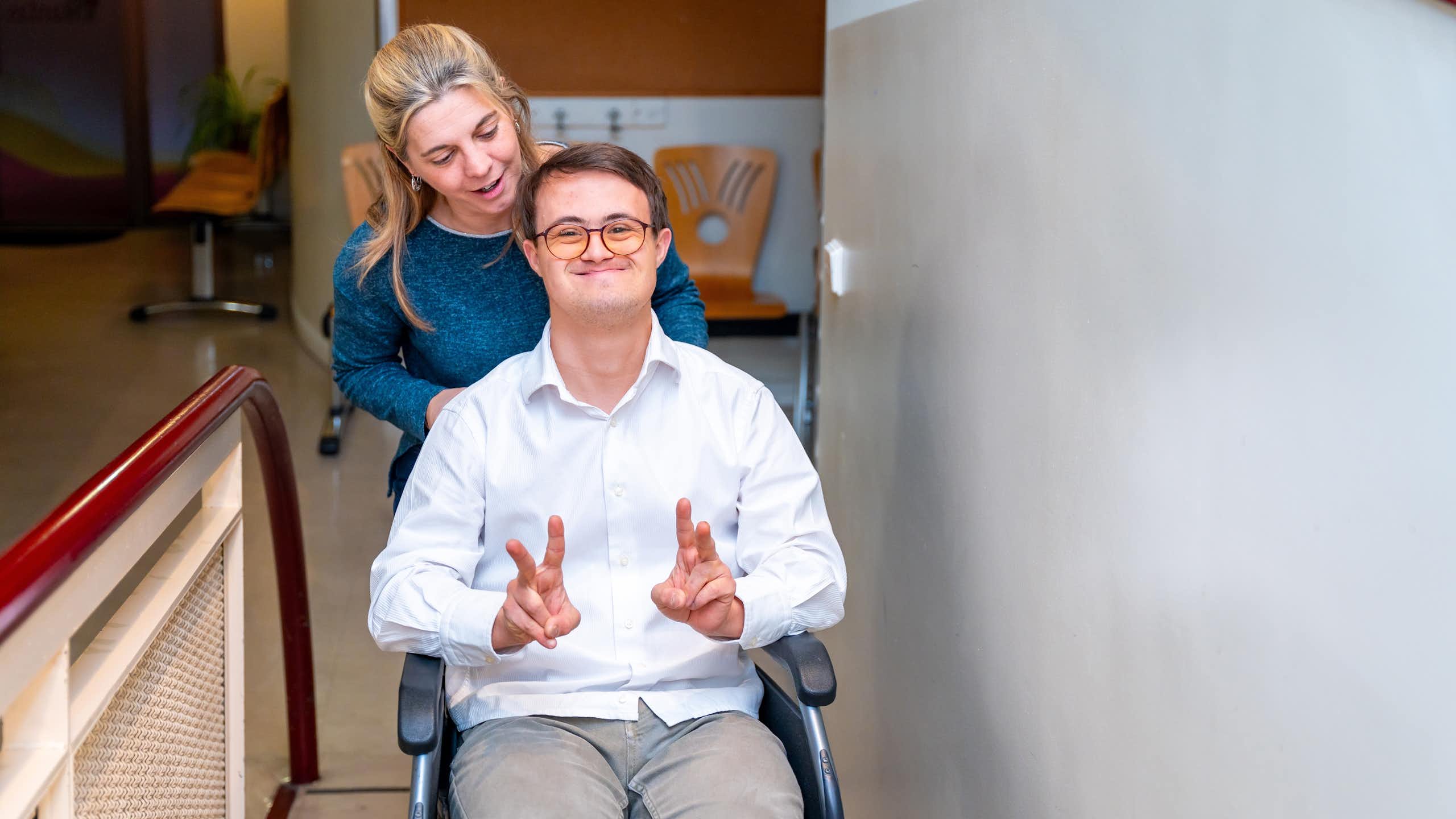 Infirmière transportant une personne handicapée moteur