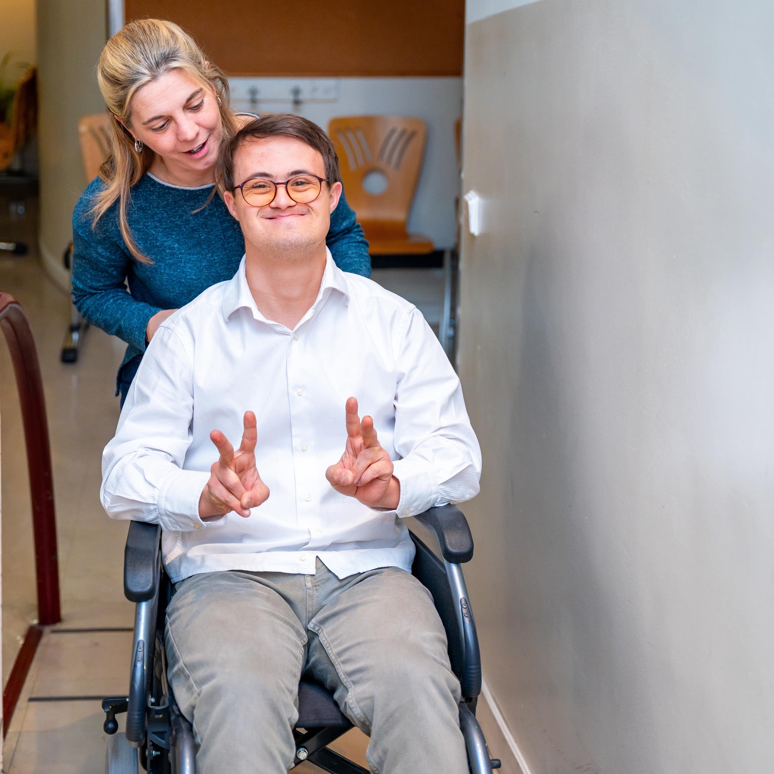 Infirmière transportant une personne handicapée moteur