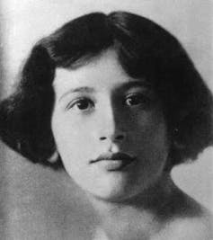 Imagen en blanco y negro de una mujer joven de melena corta.