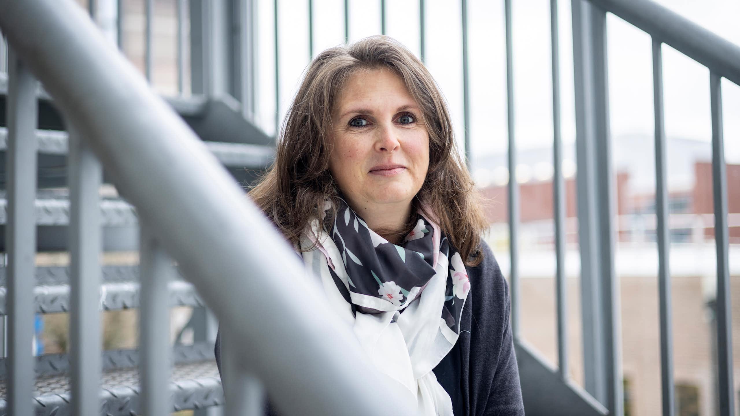 femme assise sur des marches