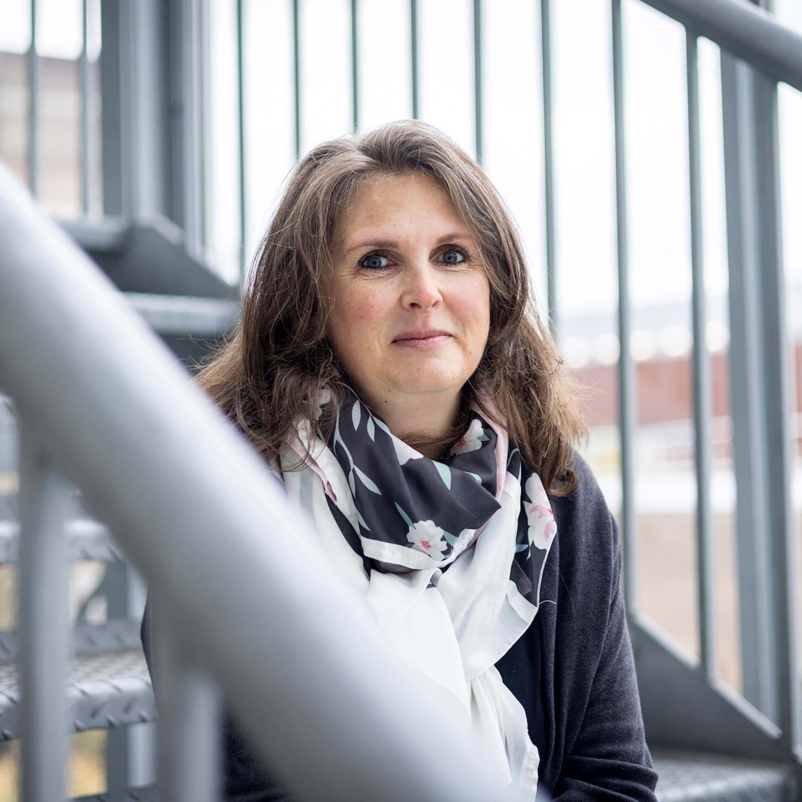 femme assise sur des marches