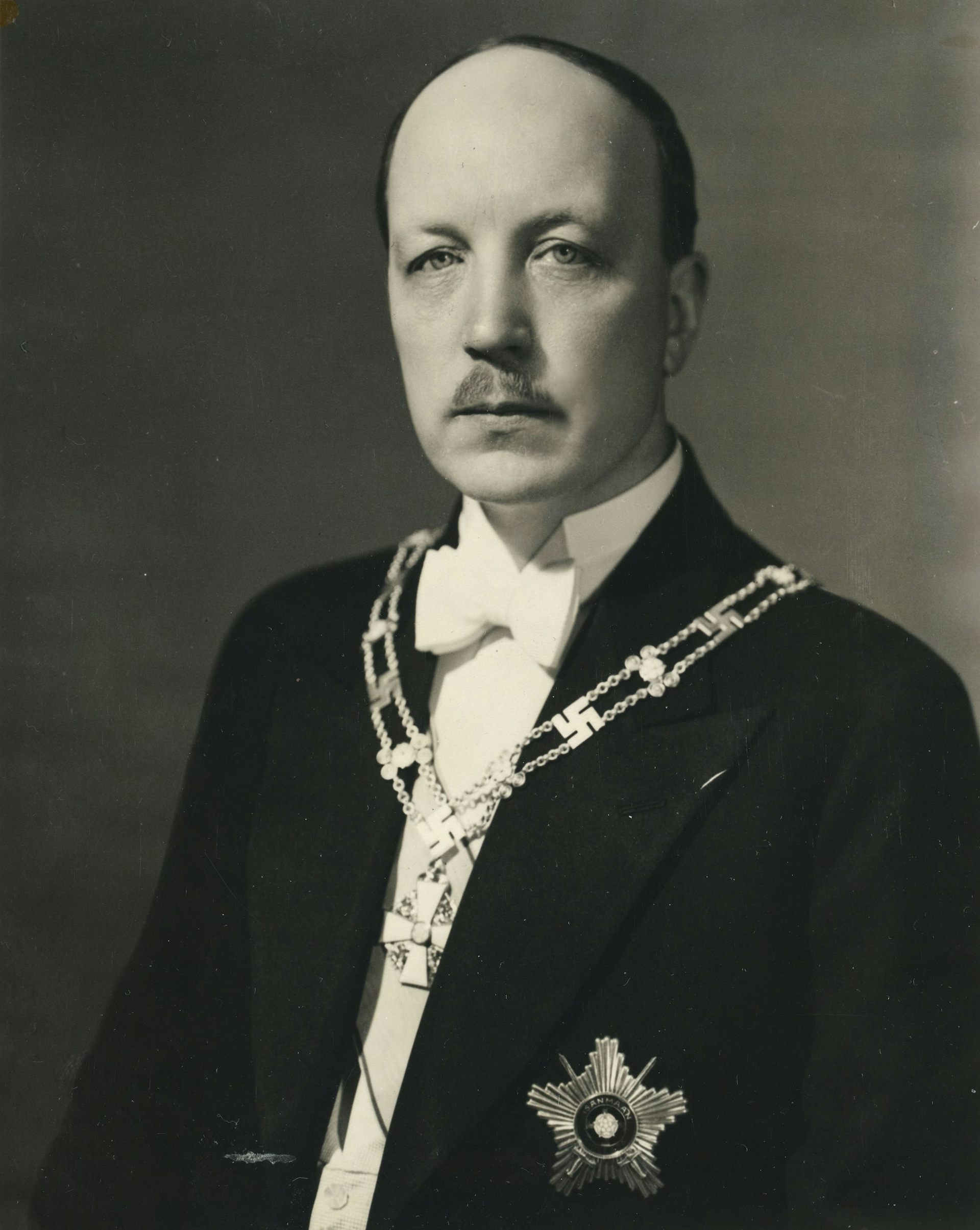 A portrait of Risto Ryti.