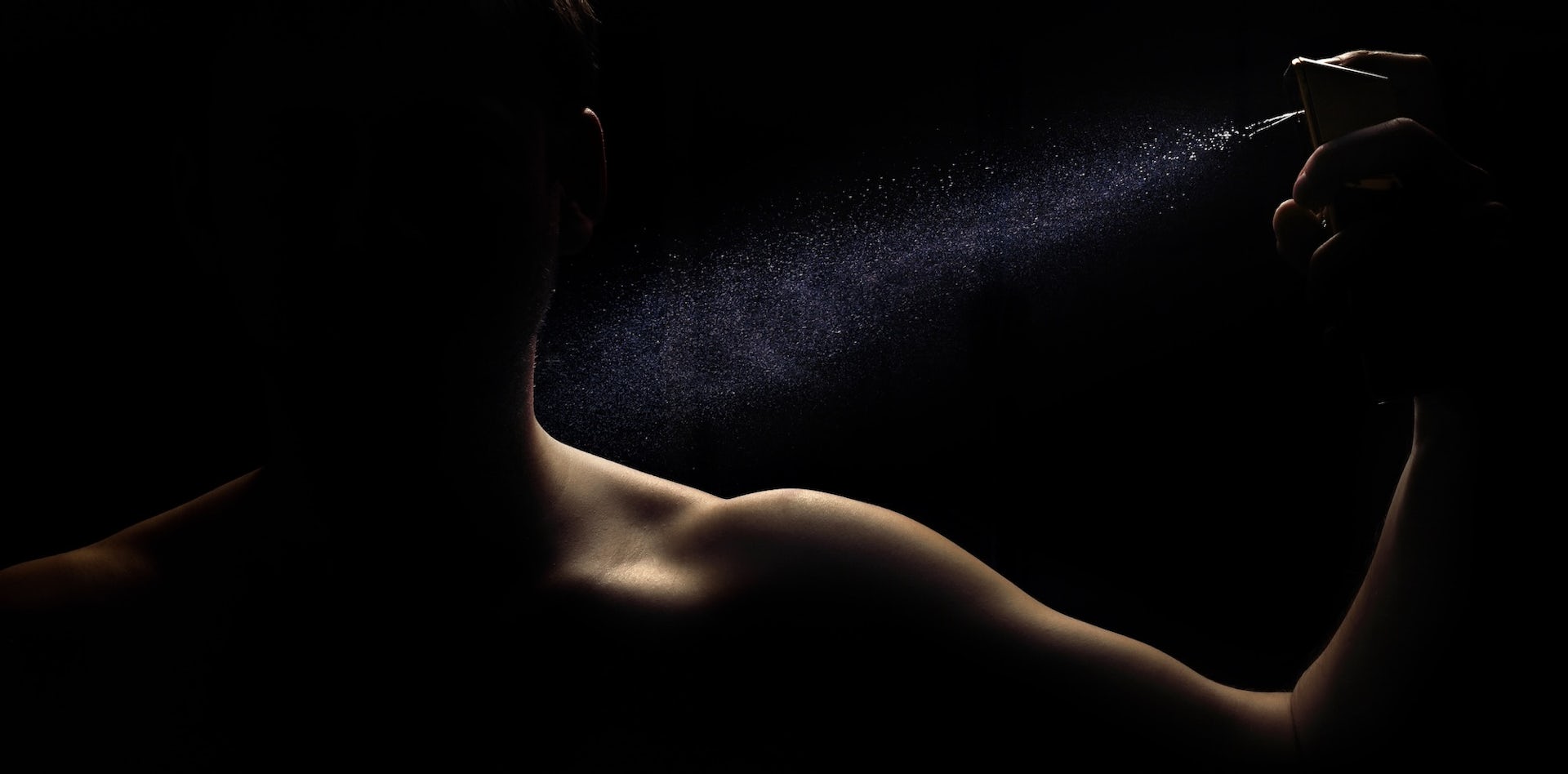 quelqu'un s'asperge de parfum