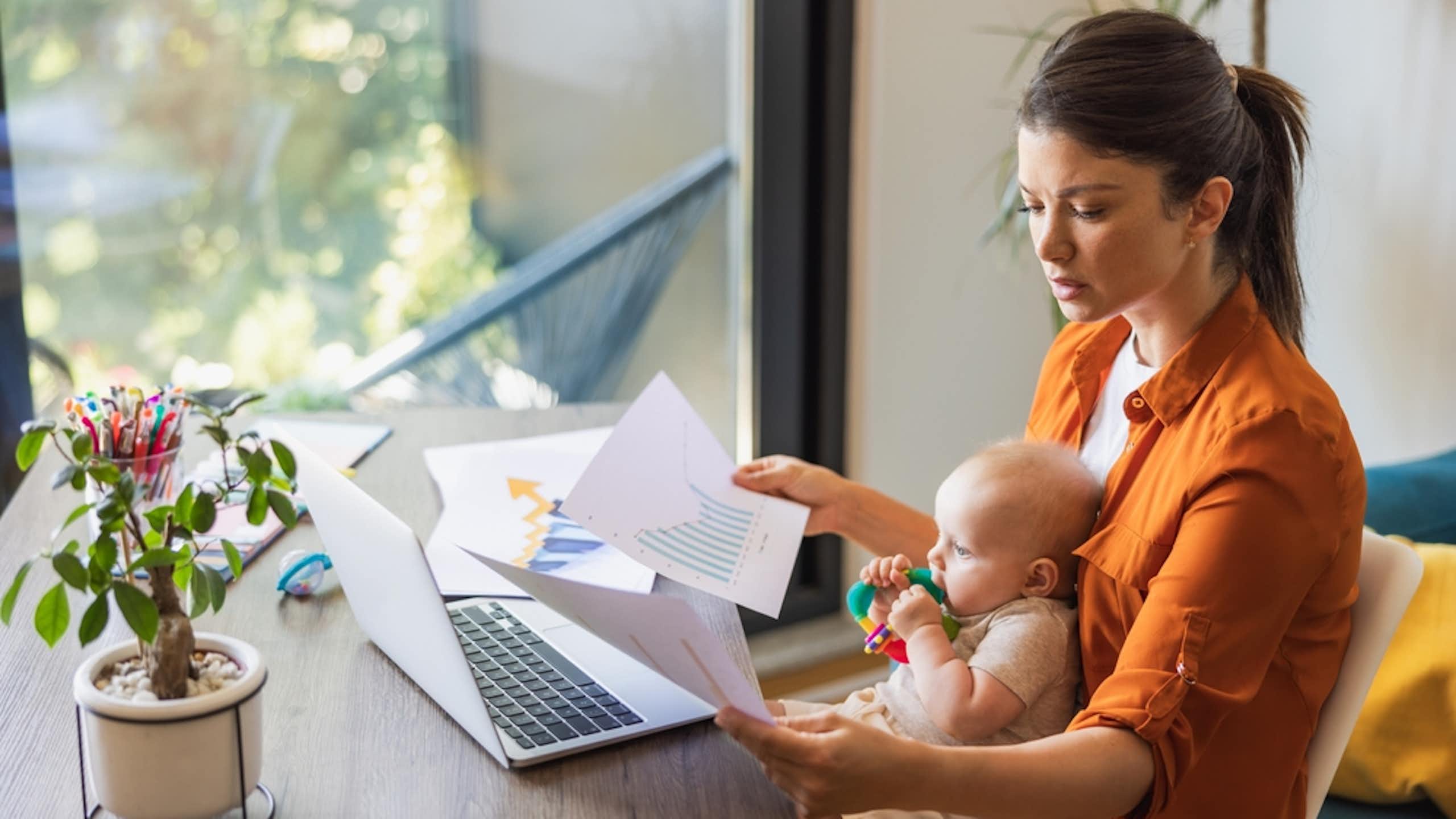 Une mère qui travaille tout en s'occupant de son bébé.