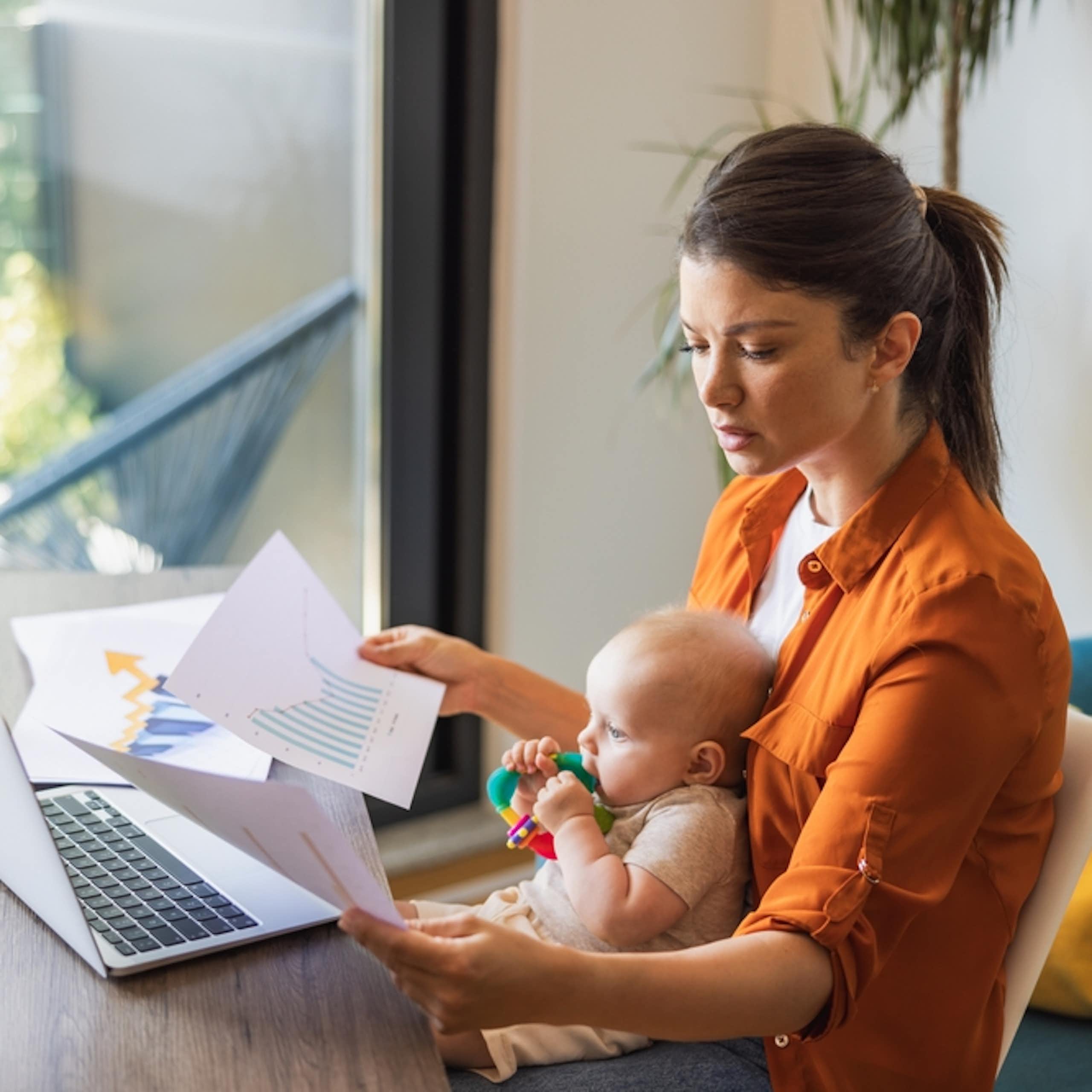Une mère qui travaille tout en s'occupant de son bébé.