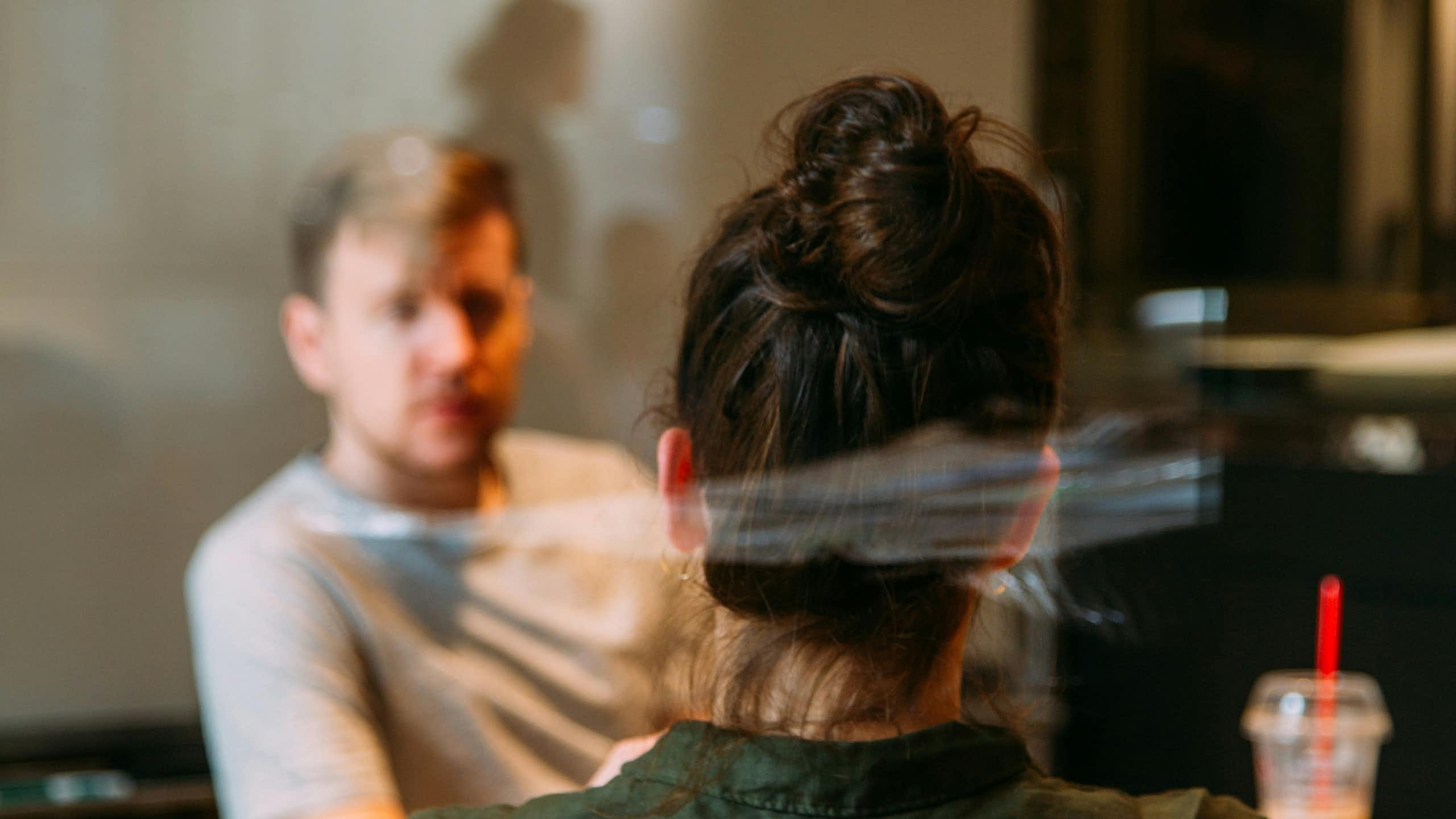 Deux collègues discutant ensemble