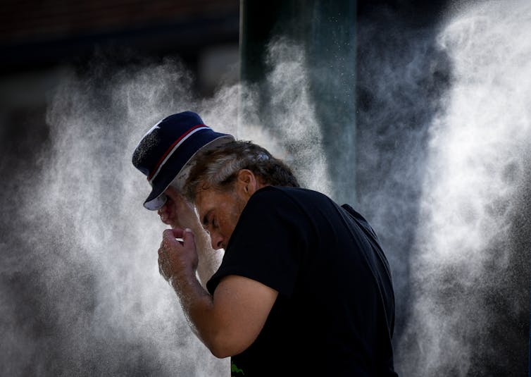 Un hombre rodeado de niebla