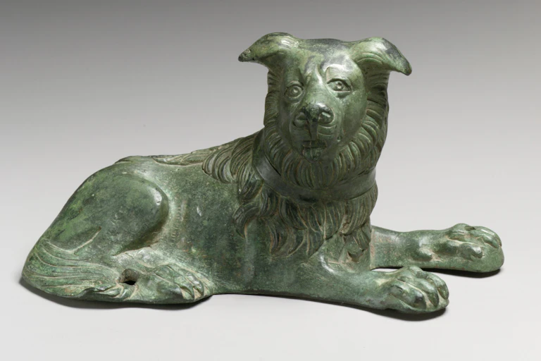 Estatua de bronce de un perro.