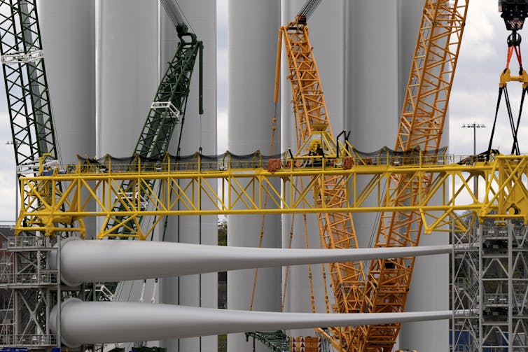 Los componentes de la turbina eólica están esperando el circuito en Connecticut