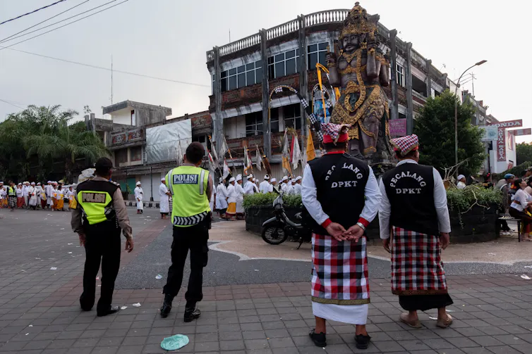 Pecalang kerap membantu aparat kepolisian mengatur ketertiban