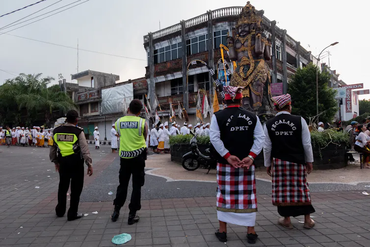 Pecalang kerap membantu aparat kepolisian mengatur ketertiban