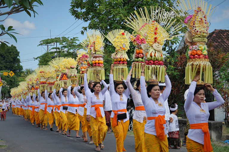 Perempuan Bali dipercaya membawa Sakti, energi feminin yang menopang kehidupan.