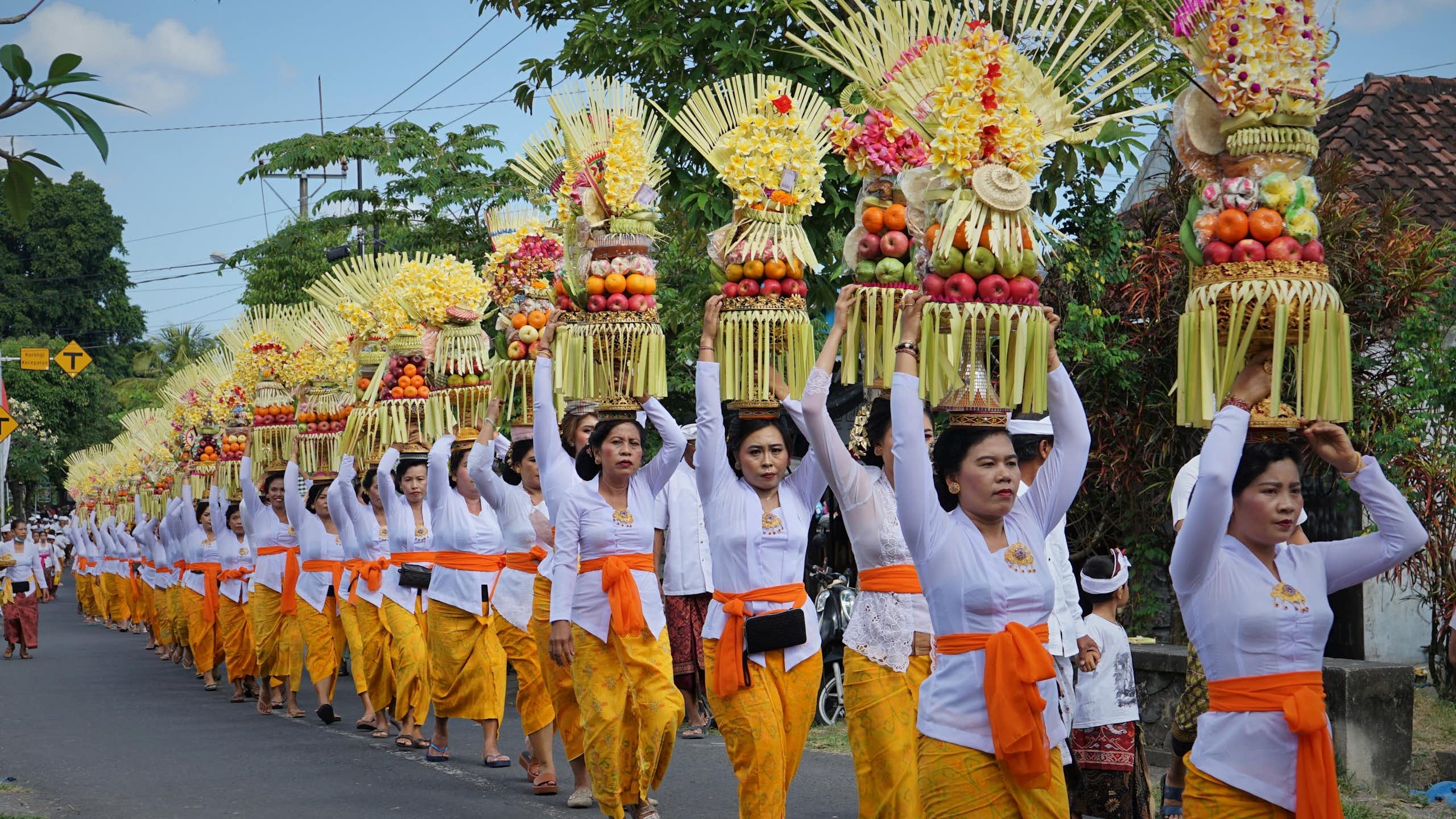 Perempuan Bali dipercaya membawa Sakti, energi feminin yang menopang kehidupan.