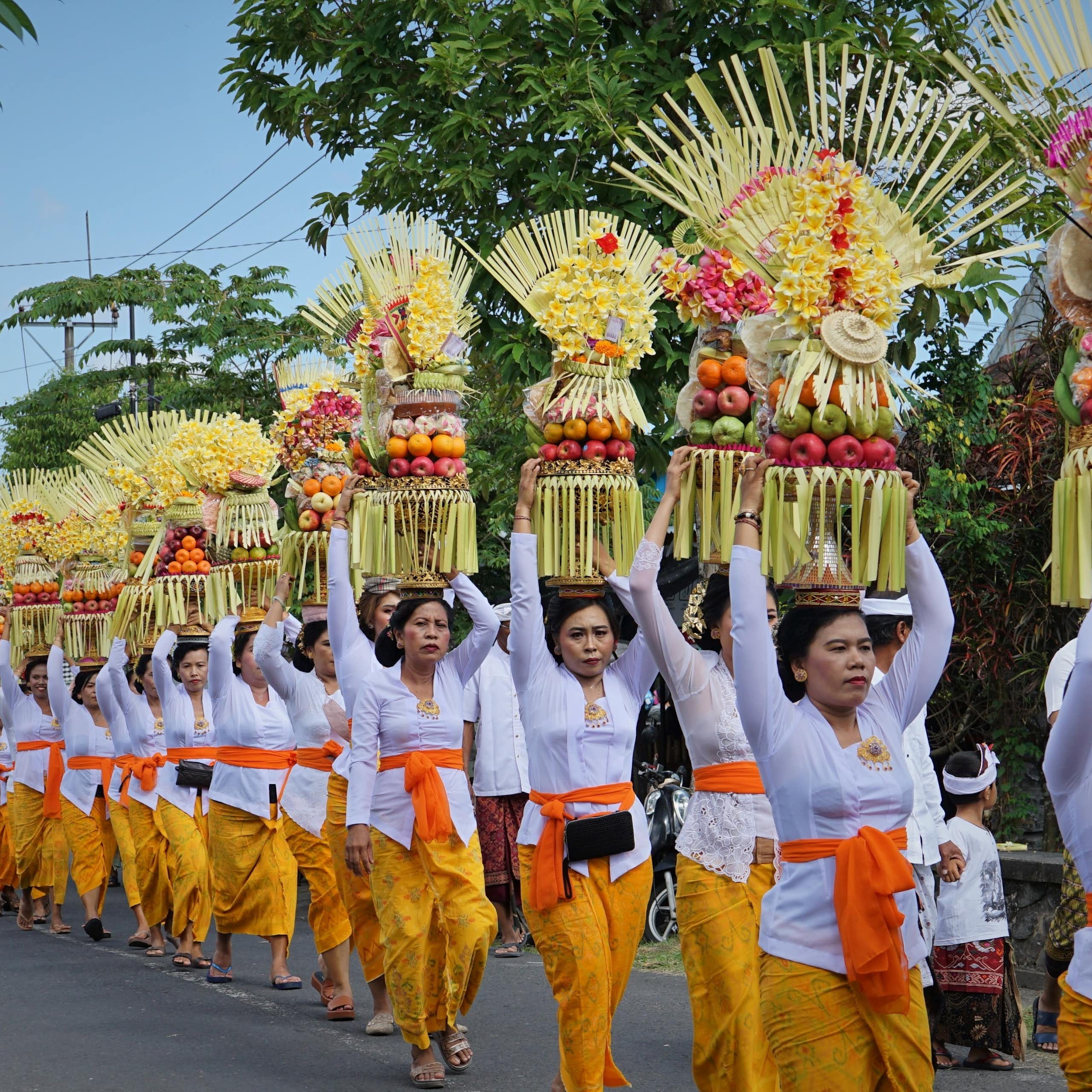 Perempuan Bali dipercaya membawa Sakti, energi feminin yang menopang kehidupan.
