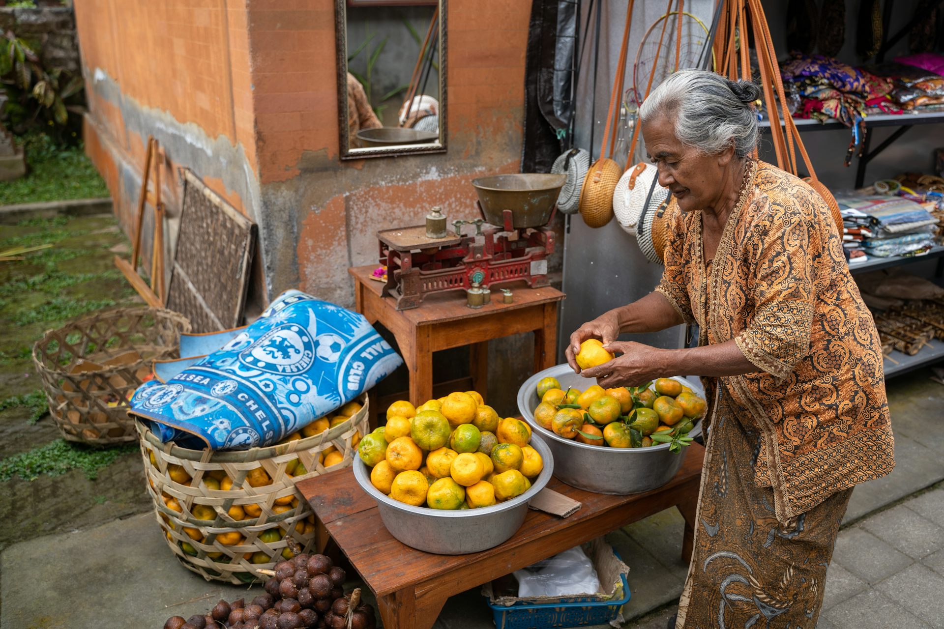 Perempuan Bali dituntut untuk mengemban peran domestik, produktif dan sosial sekaligus.