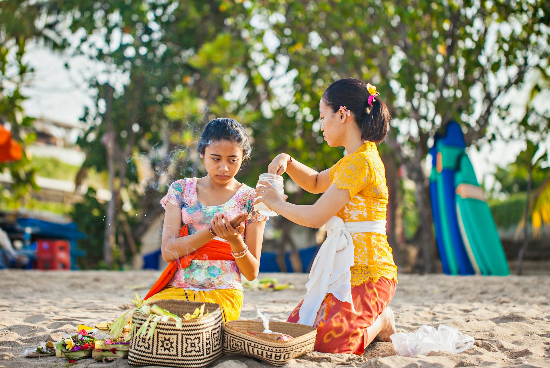 Perempuan Bali melakukan ritual sekaligus kerja-kerja domestik dan produktif.