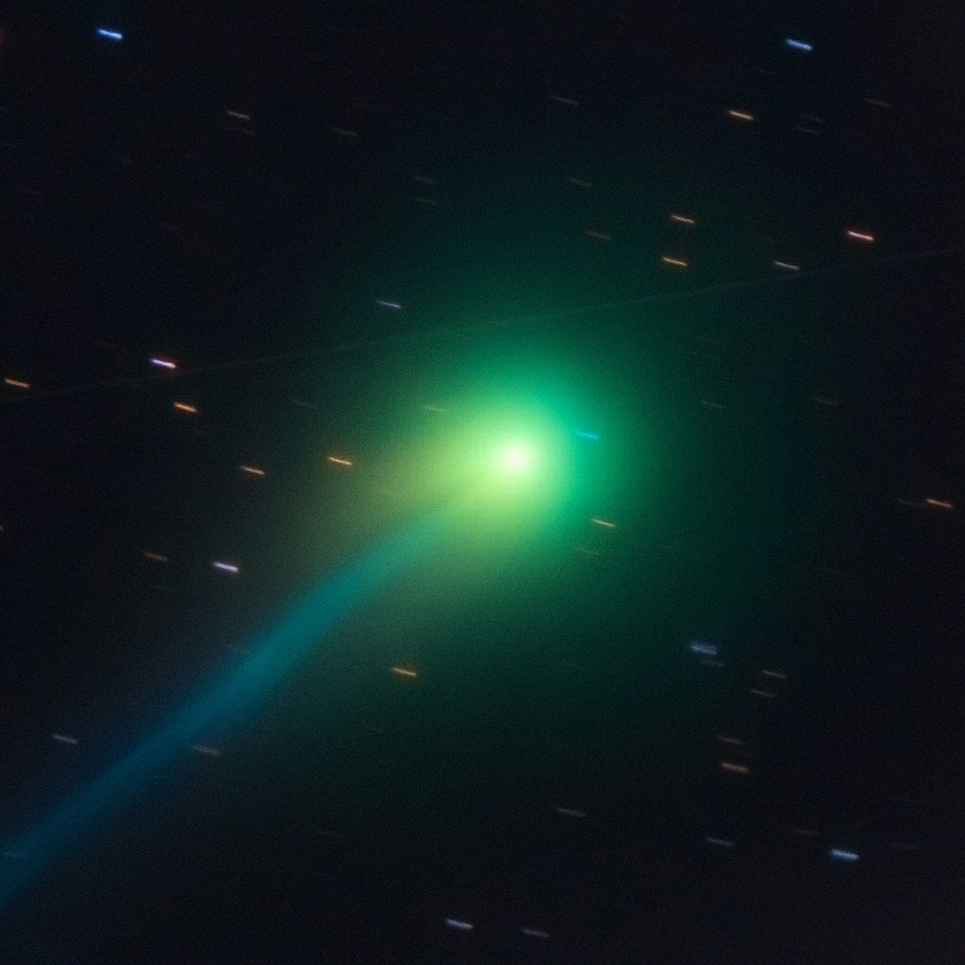 imagen de un cometa en el cielo oscuro