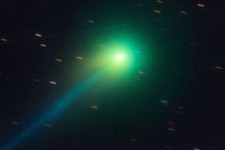 imagen de un cometa en el cielo oscuro