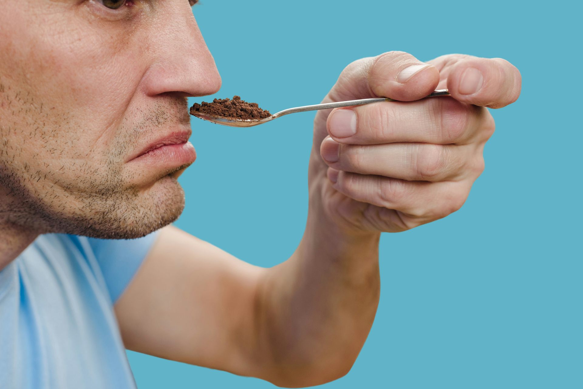 Hombre oliendo café 