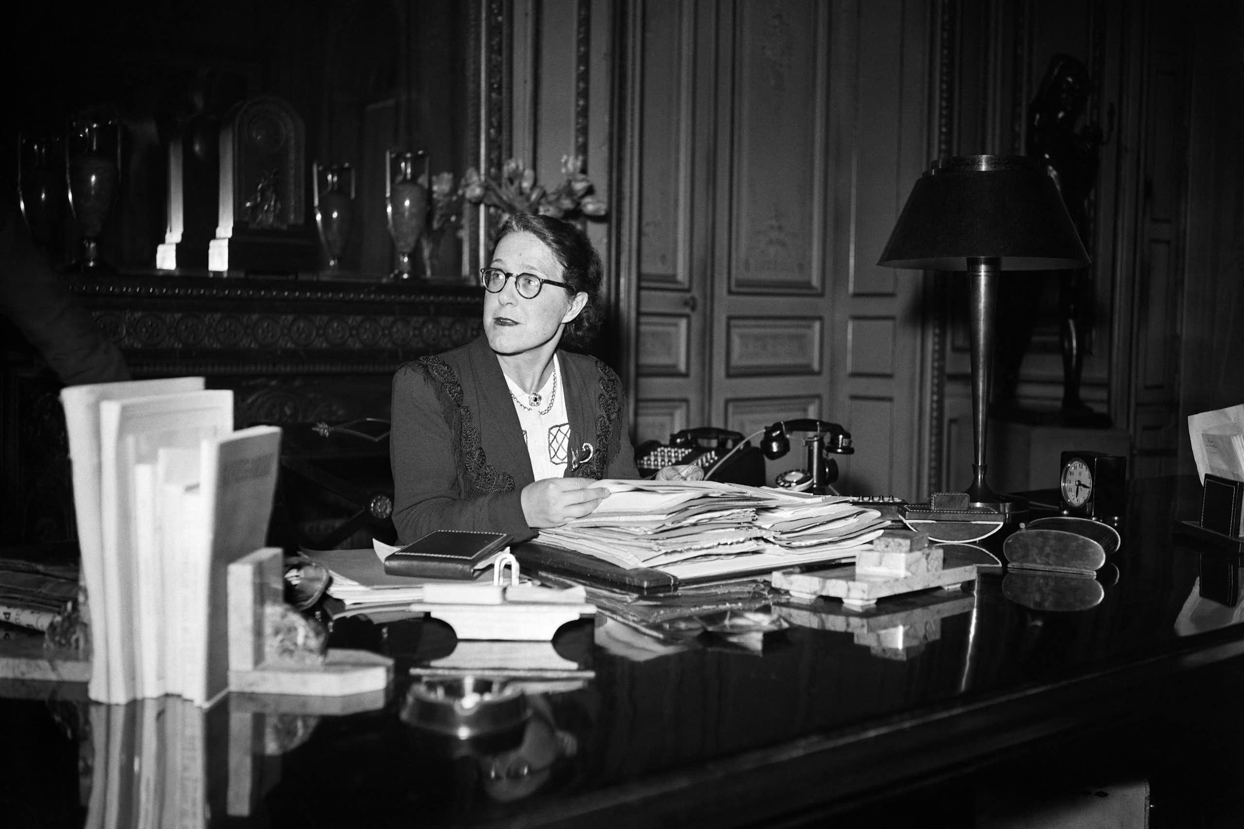 Germaine Poinso-Chapuis, élue députée des Bouches-du-Rhône en novembre 1945, alors qu'elle donne une conférence de presse en janvier 1948 en tant que ministre française de la Santé publique et de la Population.