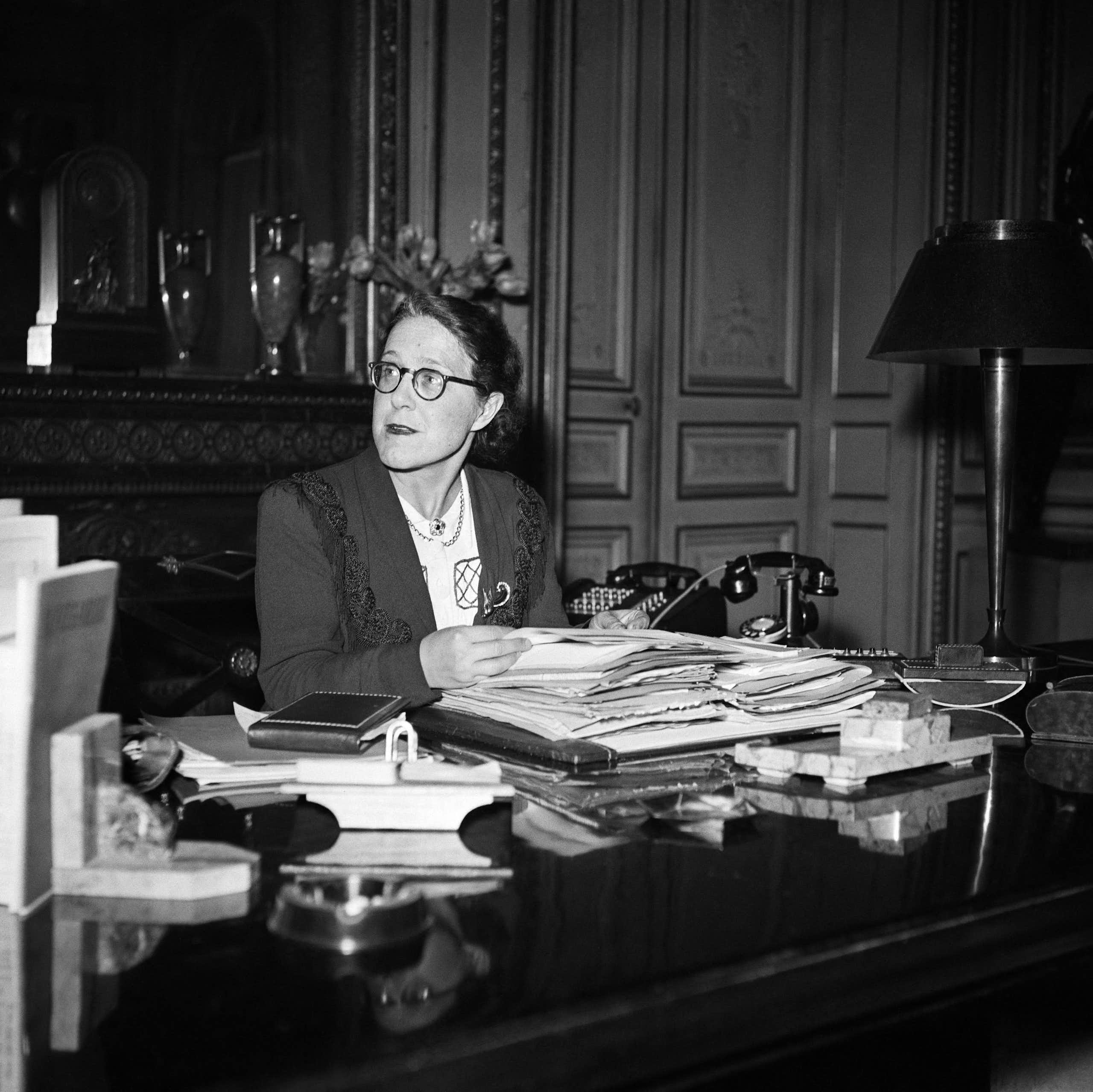 Germaine Poinso-Chapuis, élue députée des Bouches-du-Rhône en novembre 1945, alors qu'elle donne une conférence de presse en janvier 1948 en tant que ministre française de la Santé publique et de la Population.
