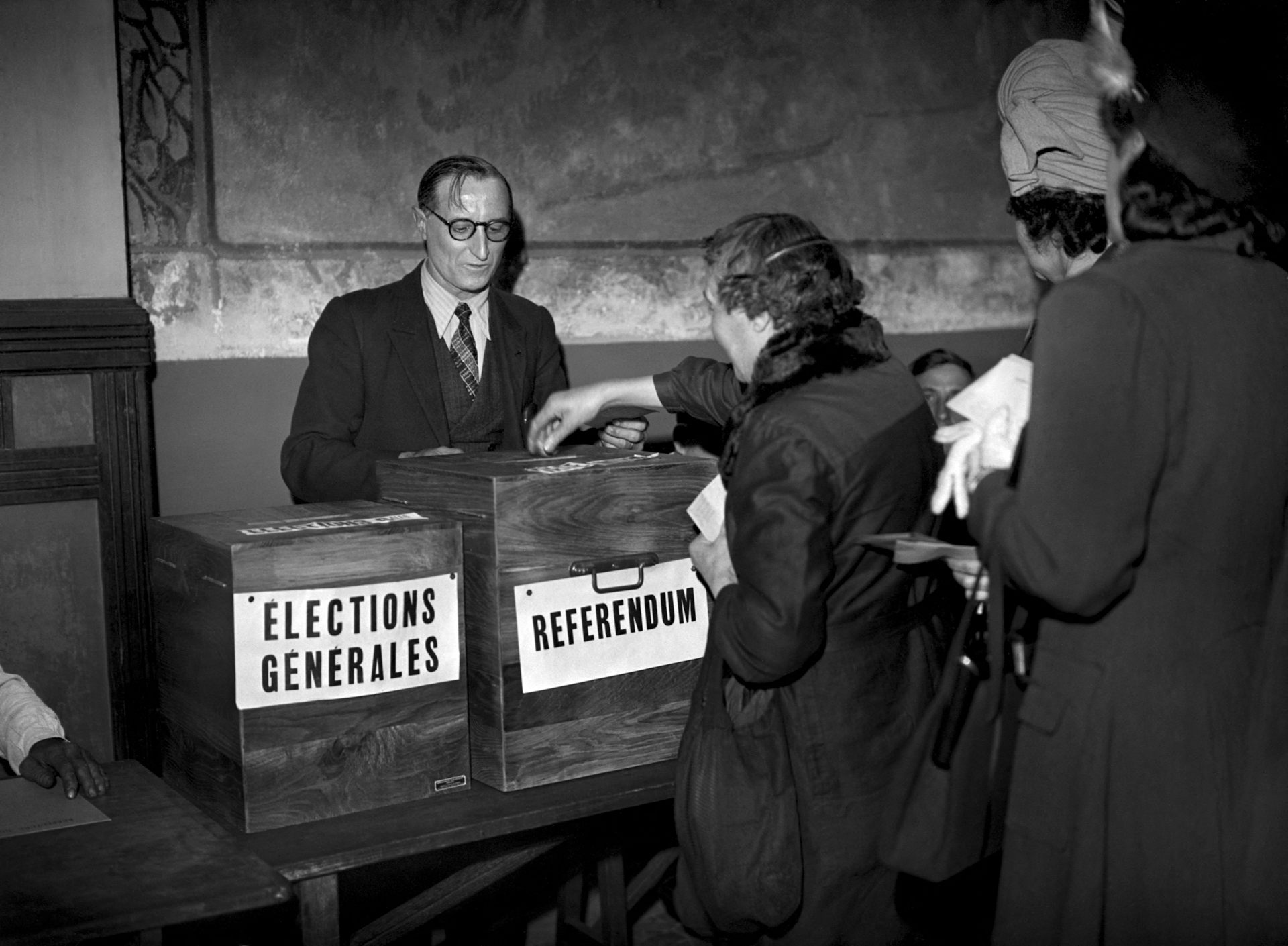 Les Françaises votent le 21 octobre 1945 à Paris, d’abord pour élire leurs députés, puis pour autoriser, par référendum, l’Assemblée nationale élue à rédiger une nouvelle constitution
