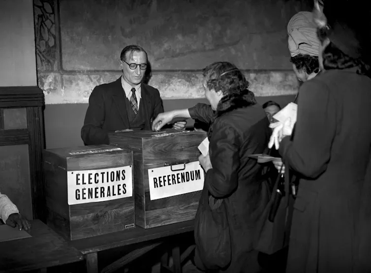 Les Françaises votent le 21 octobre 1945 à Paris, d’abord pour élire leurs députés, puis pour autoriser, par référendum, l’Assemblée nationale élue à rédiger une nouvelle constitution