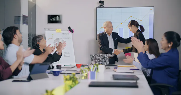 Perusahaan perlu mendukung pekerja dengan mendorong pemimpin berperilaku etis dan memastikan standar etika di tempat kerja secara jelas.