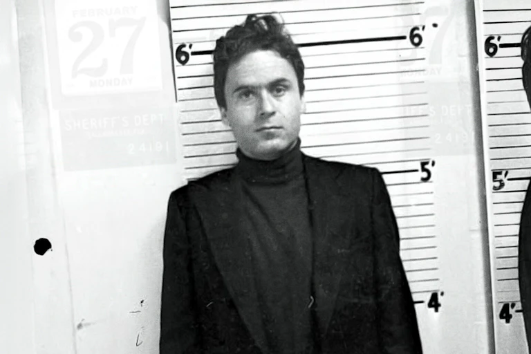 Foto policial de un hombre.