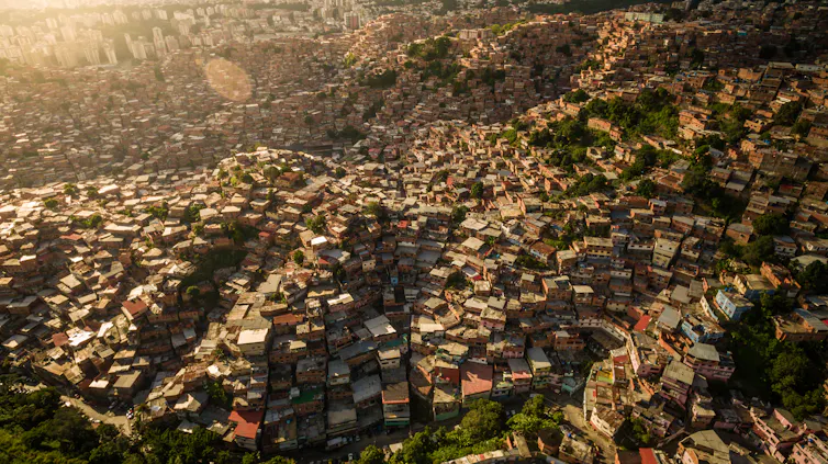Vista aérea de aglomeración de casas sobre unas colinas