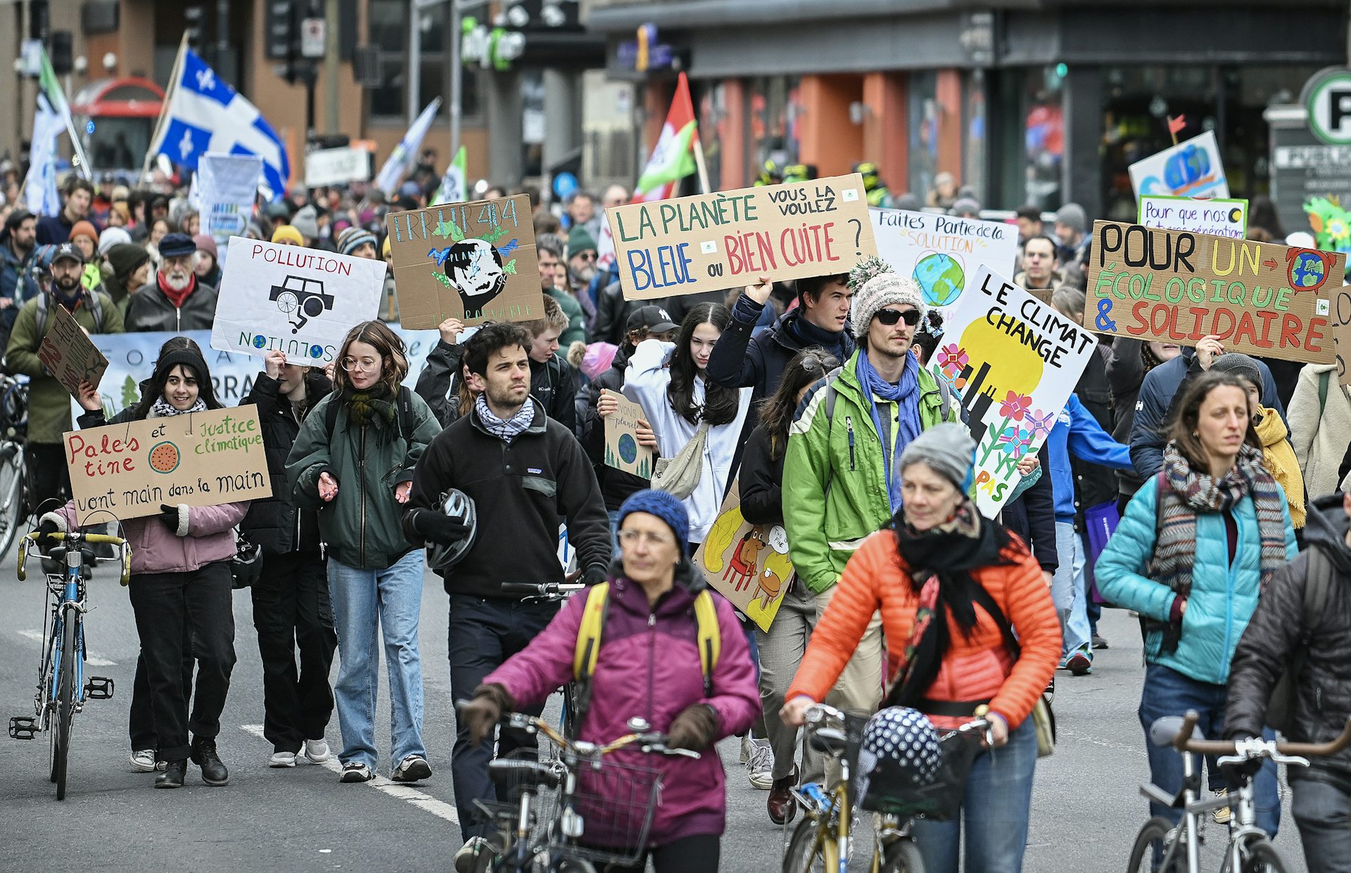 Des gens manifestent au nom du climat.