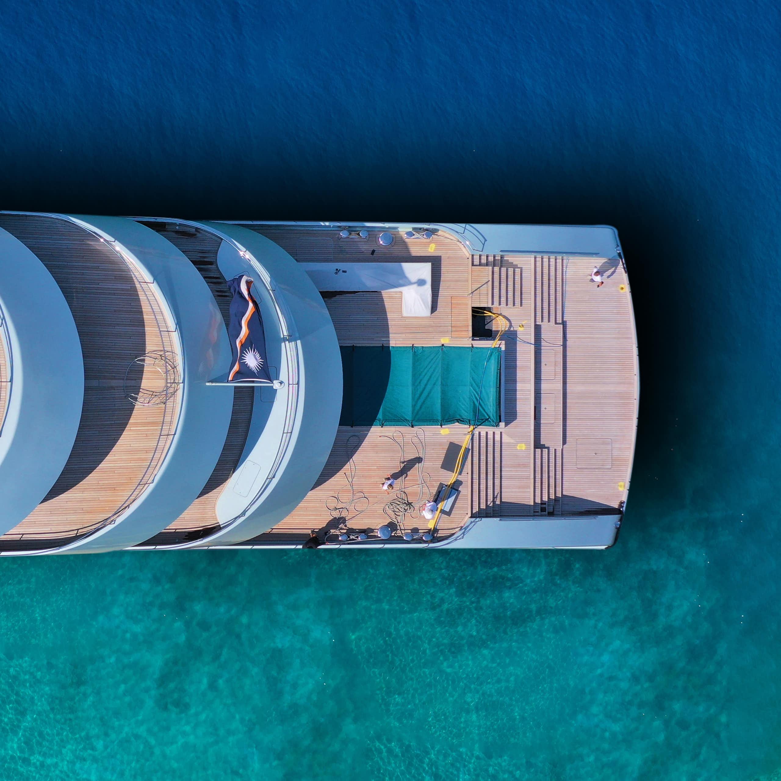 une photo aérienne d'un yacht dans une mer turquoise