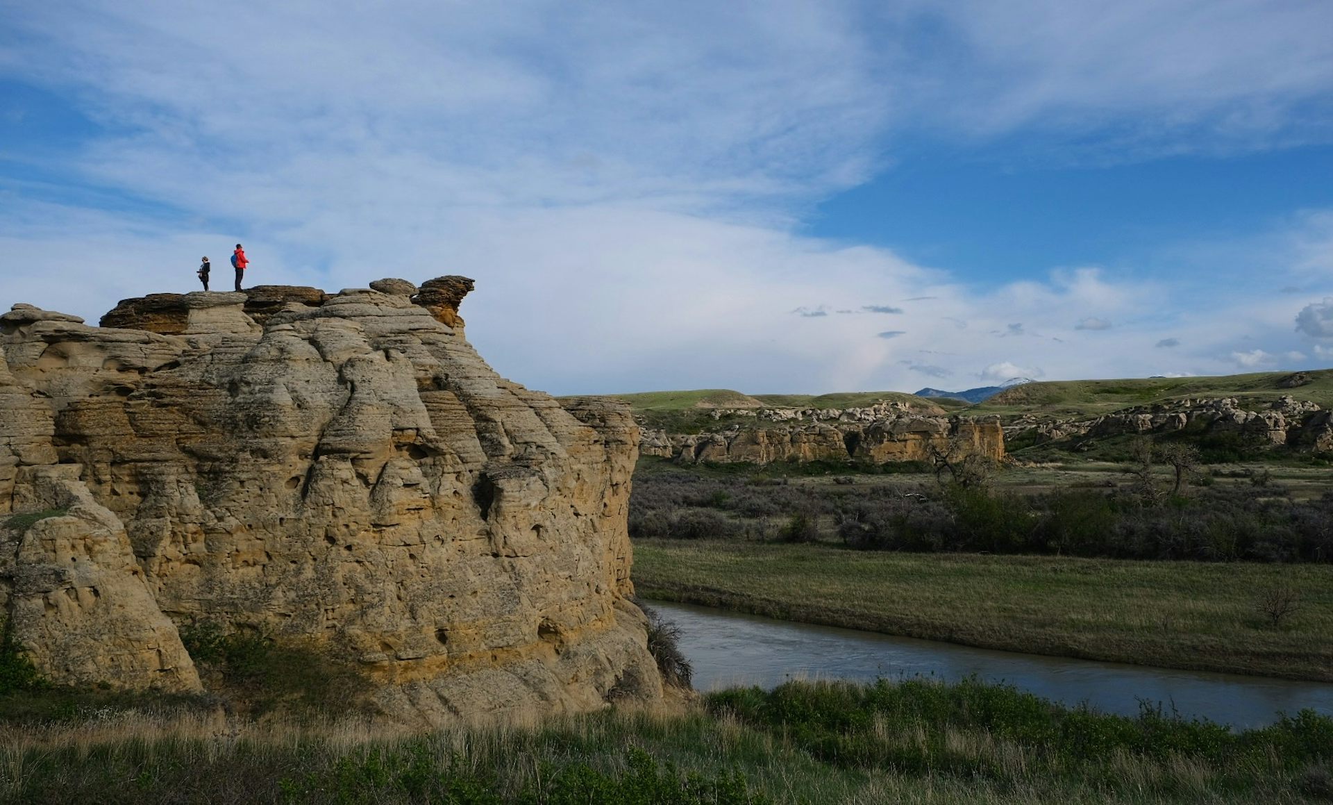 El río fluye a través del área rocosa verde