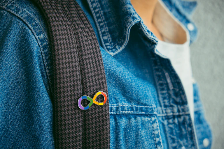 Logo de l'autisme sur un blouson d'un homme