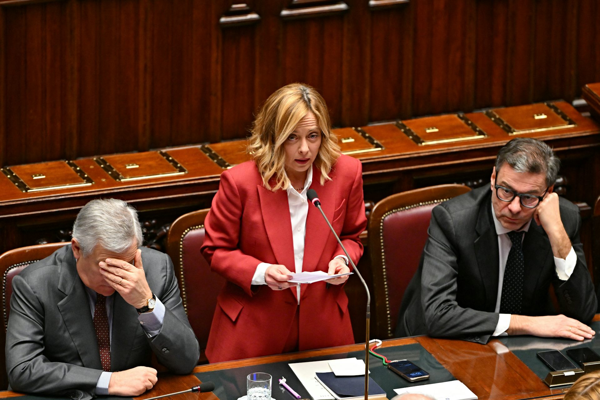 Face à sa crise politique, la France a-t-elle des leçons à tirer de l’Italie ?