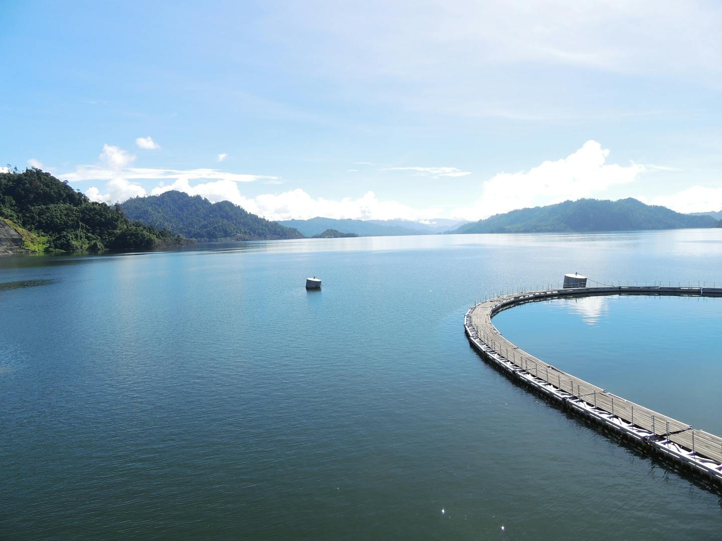 large body of water around the Bakun Dam in malaysia surrounded by mountains