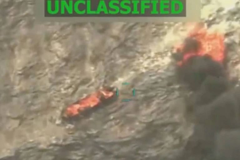 Captura de vídeo donde se ve un barco en llamas.