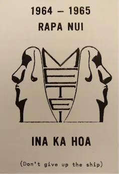 Affiche du mot METEI écrit verticalement entre l’arrière de deux têtes de moaï, avec l’inscription « 1964-1965 RAPA NUI INA KA HOA (N’abandonnez pas le navire) »