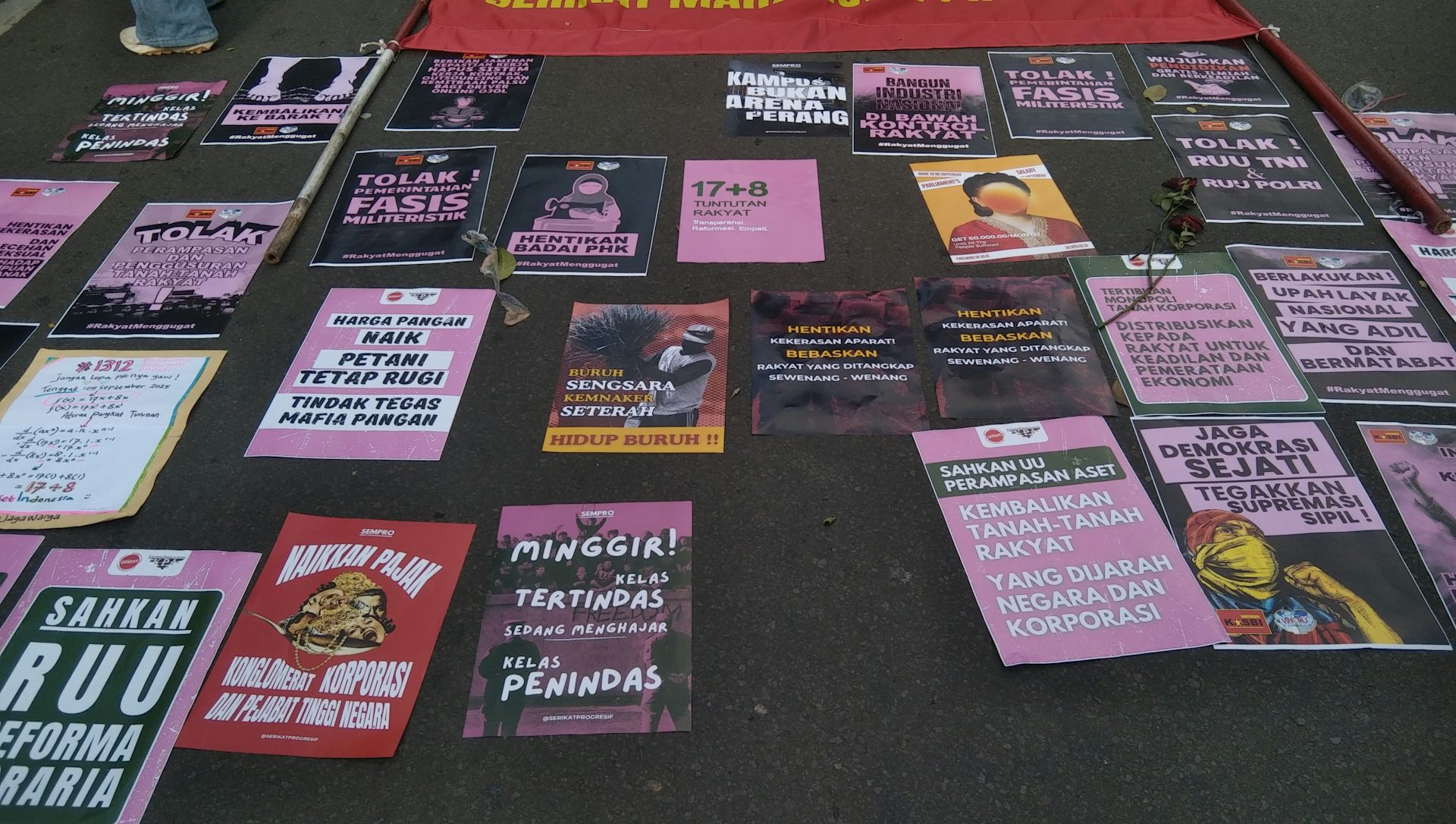 Poster dengan permainan kata menjadi salah satu medium politik di Indonesia.