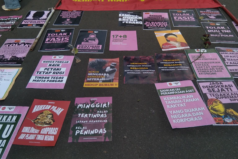 Poster dengan permainan kata menjadi salah satu medium politik di Indonesia.
