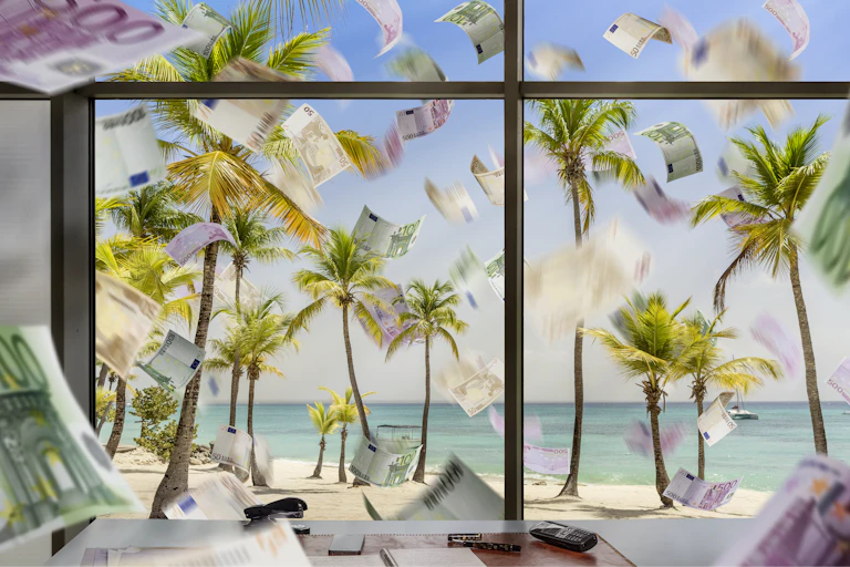 Billet de banque pleuvent sur des cocotiers dans un paradis fiscal.