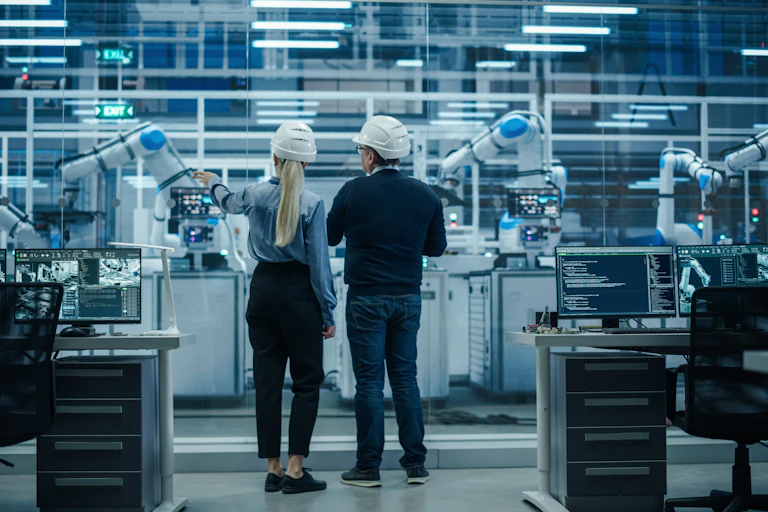 des personnes qui travaillent dans un environnement industriel