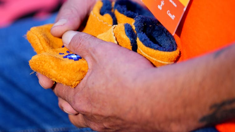 La persona tiene un par de pequeños mocasines